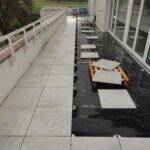 Terrassenbelag wird in Schaffhausen verlegt, professionelle und präzise Ausführung der Arbeit.